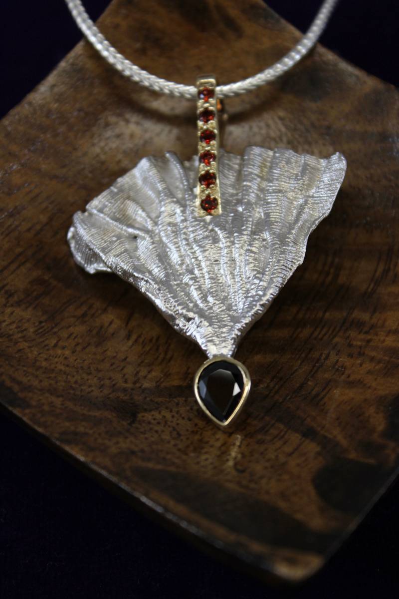 Signierte Designer Juvite Massives Sterling Silber Mit 18K Vermeil Akzent Platte Hand Texturierte Fächerförmige Granat Anhänger An Weizenkette von TonisSouthernJewels