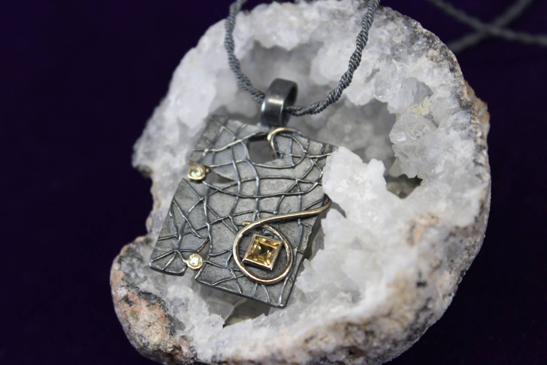 Signierter Designer Juvite Dunkel Distressed Sterling Silber Und Vermeil Rechteck Citrin Peridot Anhänger An Gedrehter Kette Signierter Designer Juvite Dunkel Distressed Sterling Silber Und Vermeil Rechteck Citrin Peridot Anhänger An Gedrehter Kette von TonisSouthernJewels