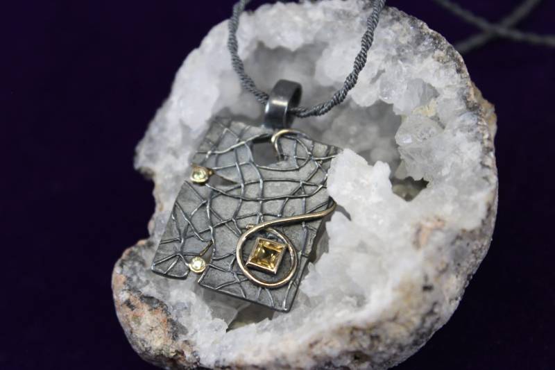 Signierter Designer Juvite Dunkel Distressed Sterling Silber Und Vermeil Rechteck Citrin Peridot Anhänger An Gedrehter Kette von TonisSouthernJewels