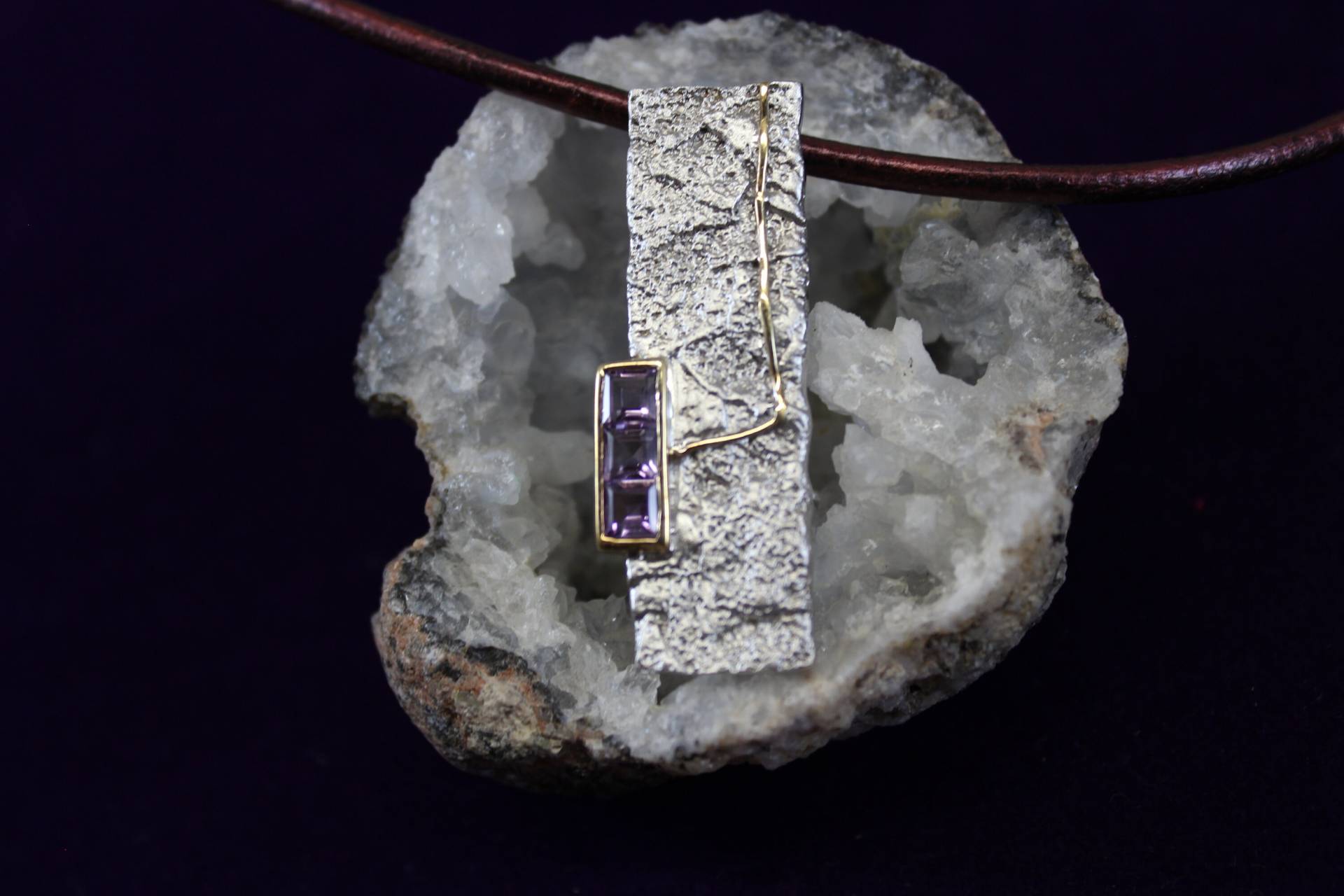 Signierter Designer Juvite Rechteckig Geformter Handstrukturierter Sterling Silber Mit Vermeil Amethyst Anhänger An Lederband Signierter Designer Juvite Rechteckig Geformter Handstrukturierter Sterling Silber Mit Vermeil Amethyst Anhänger An Lederband von TonisSouthernJewels