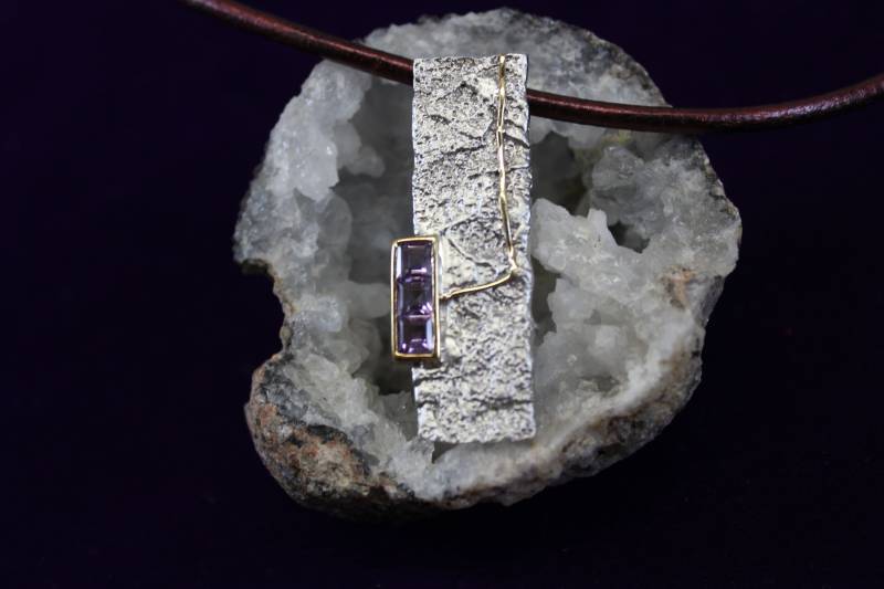 Signierter Designer Juvite Rechteckig Geformter Handstrukturierter Sterling Silber Mit Vermeil Amethyst Anhänger An Lederband von TonisSouthernJewels