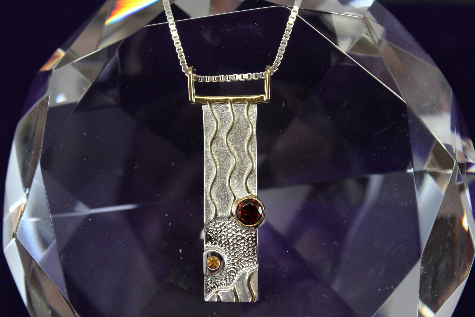 Signierter Designer Juvite Rechteckig Geformter Strukturierter Sterlingsilber - Und Vermeil-Anhänger Aus Blauem Topas Saphir An Sterling-Box-Kette Signierter Designer Juvite Rechteckig Geformter Strukturierter Sterlingsilber - Und Vermeil-Anhänger Aus Blauem Topas Saphir An Sterling-Box-Kette von TonisSouthernJewels