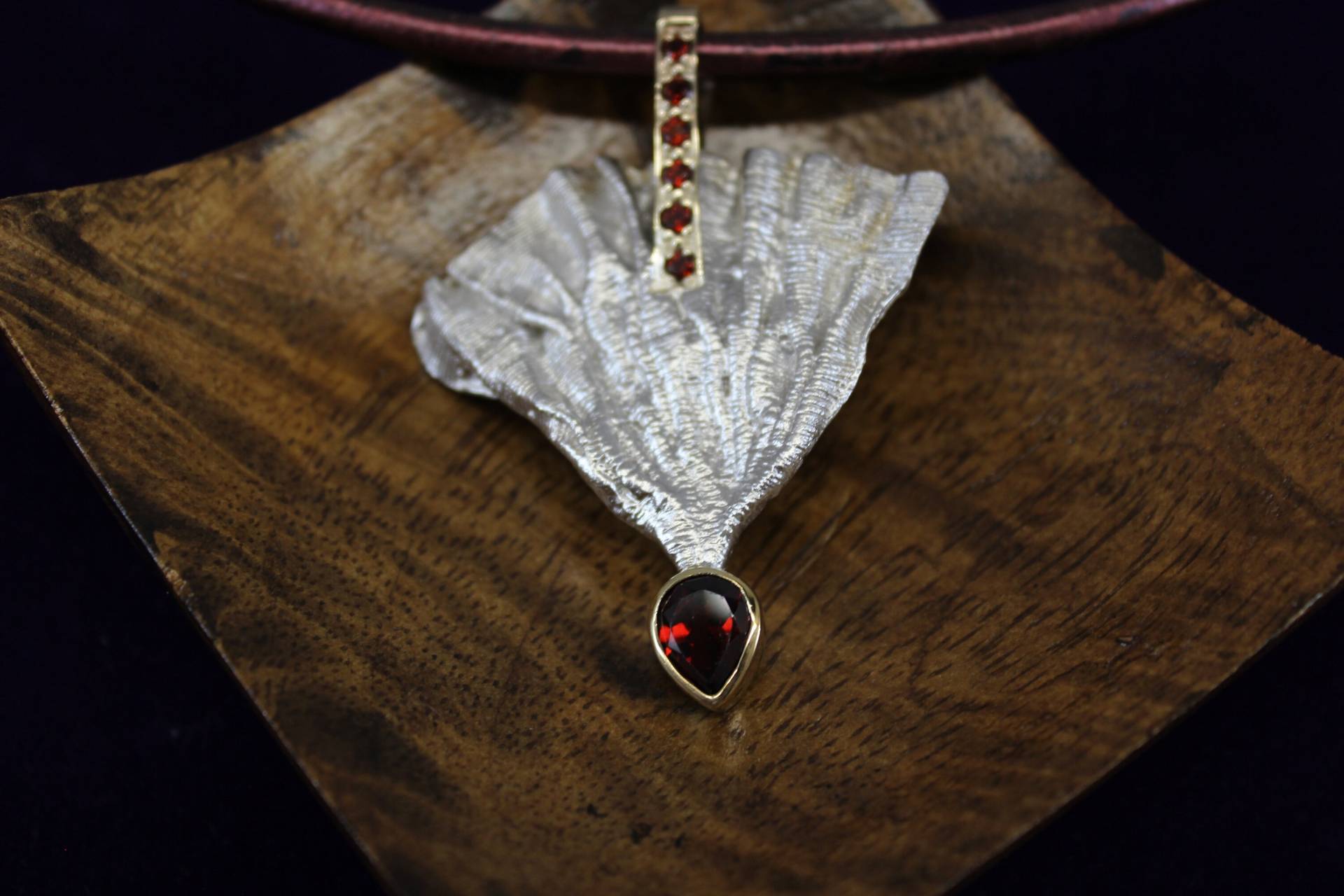 Signierter Designer Juvite Sterling Silber Hand Texturierter Fan Granat Anhänger Auf Lederband Signierter Designer Juvite Sterling Silber Hand Texturierter Fan Granat Anhänger Auf Lederband von TonisSouthernJewels