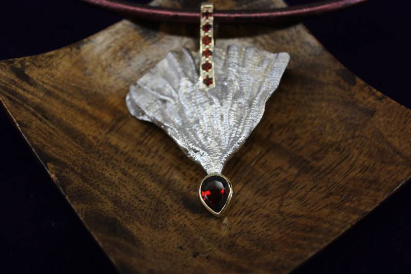 Signierter Designer Juvite Sterling Silber Hand Texturierter Fan Granat Anhänger Auf Lederband von TonisSouthernJewels