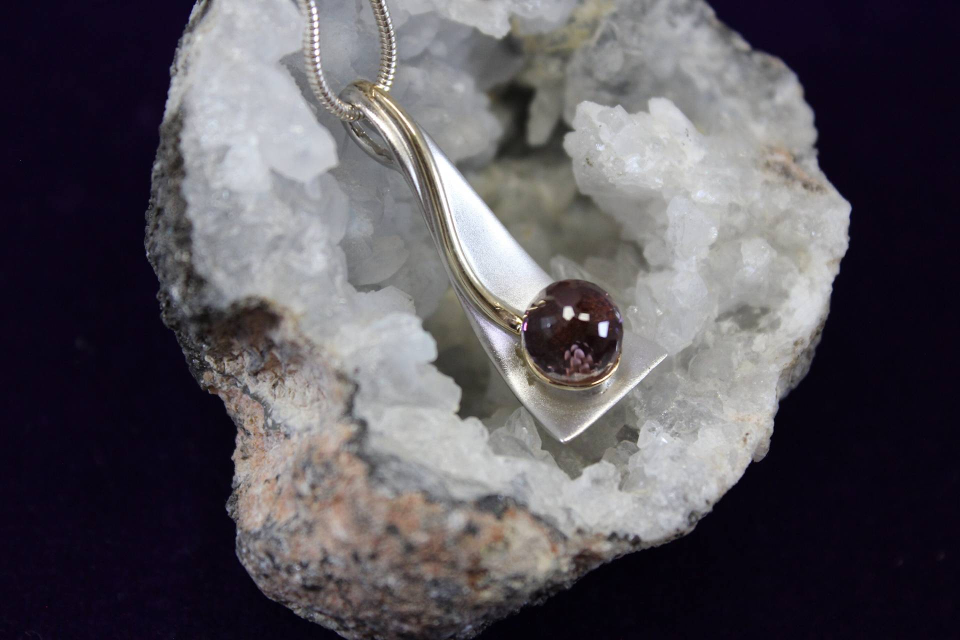 Signierter Designer Juvite Sterling Silber Löffel Gebogener Tropfen Amethyst Kugel Anhänger An Schlangenkette von TonisSouthernJewels