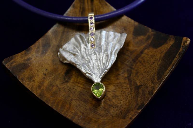 Signierter Designer Juvite Sterling Silber Texturierter Fan Peridot Und Amethyst Anhänger Auf Lederband von TonisSouthernJewels
