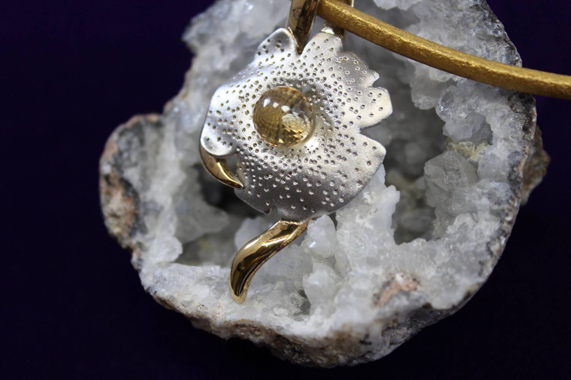 Signierter Juvite-Blumenanhänger Aus Massivem Sterlingsilber Mit 18-Karätiger Vermeil-Gold-Akzentplatte, Die An Einem 15-Zoll-Lederband Hängt Signierter Juvite-Blumenanhänger Aus Massivem Sterlingsilber Mit 18-Karätiger Vermeil-Gold-Akzentplatte, Die An Einem 15-Zoll-Lederband Hängt von TonisSouthernJewels