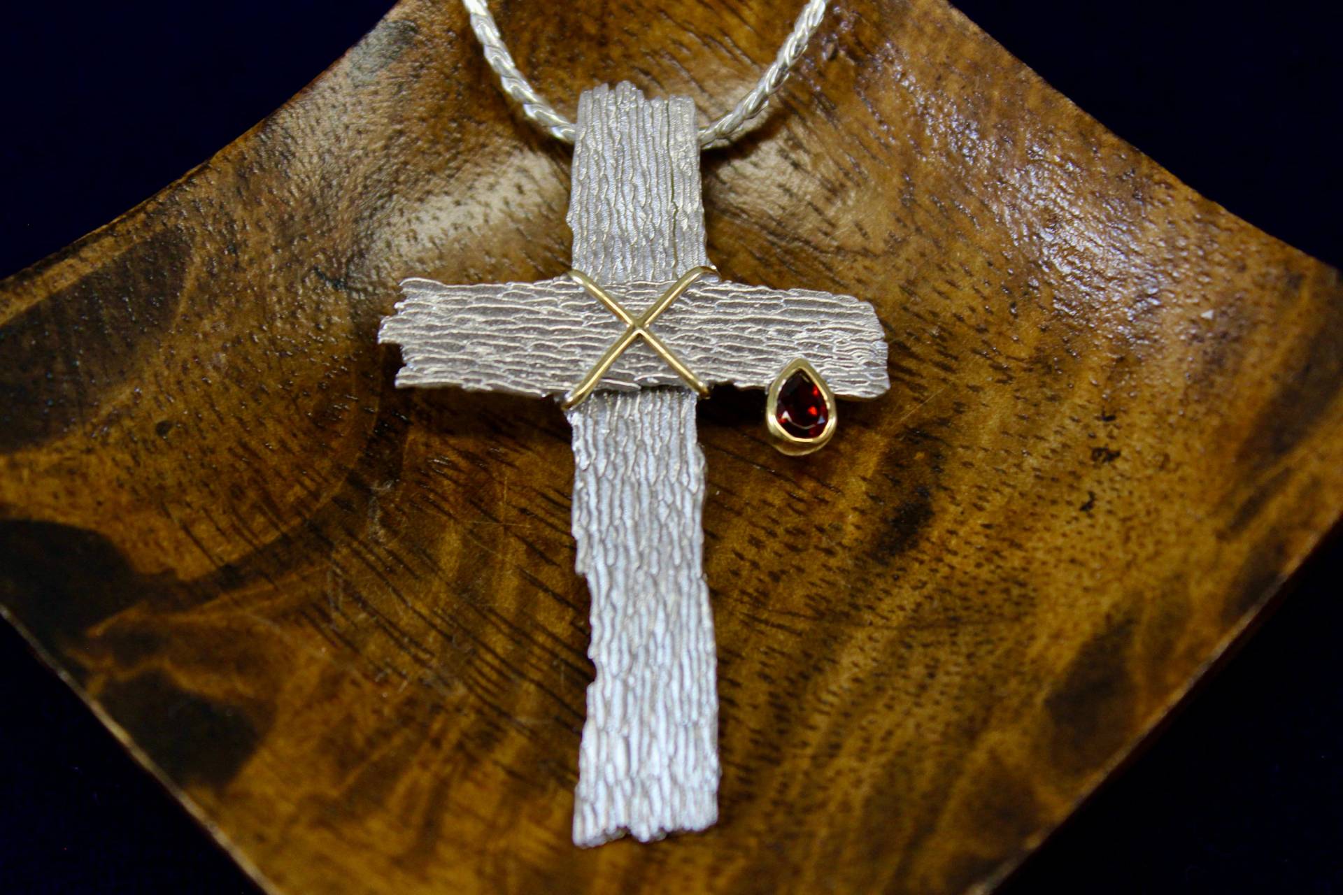 Signiertes Designer Juvite Hand Bark Finish Kreuz Mit 18K Vermeil Zugang X in Der Mitte Und Lünette Set Tropfen Granat Auf Sterling Weizenkette Signiertes Designer Juvite Hand Bark Finish Kreuz Mit 18K Vermeil Zugang X in Der Mitte Und Lünette Set Tropfen Granat Auf Sterling Weizenkette von TonisSouthernJewels