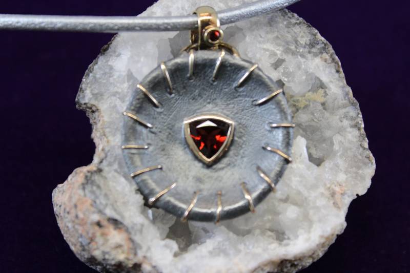 sterling Silber Mit Vermeil Akzent Signiert Von Designer Juvite Granat Anhänger Auf Lederband von TonisSouthernJewels