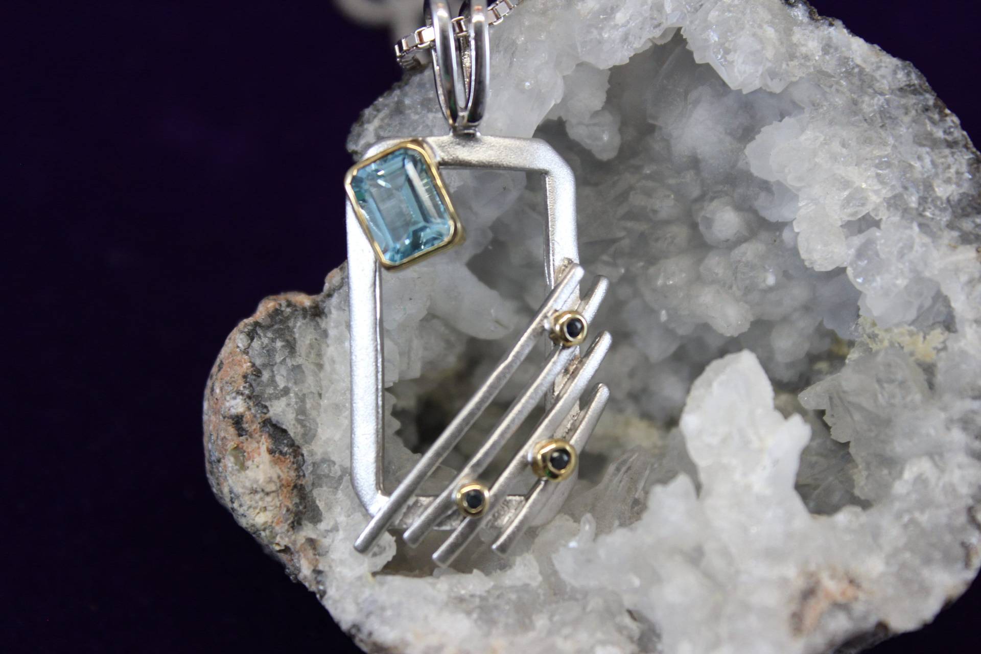 sterling Silber Rechteck Offenes Design Blauer Topas Und Saphir Anhänger An Box Kette sterling Silber Rechteck Offenes Design Blauer Topas Und Saphir Anhänger An Box Kette von TonisSouthernJewels