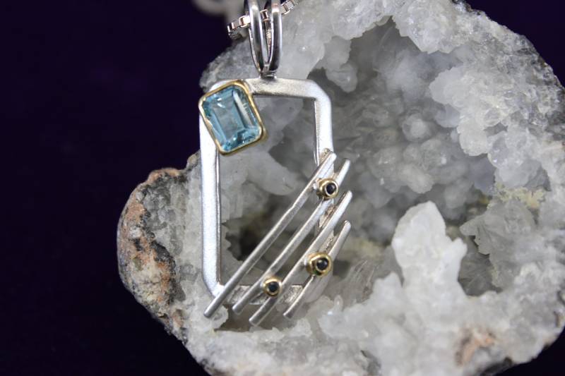 sterling Silber Rechteck Offenes Design Blauer Topas Und Saphir Anhänger An Box Kette von TonisSouthernJewels