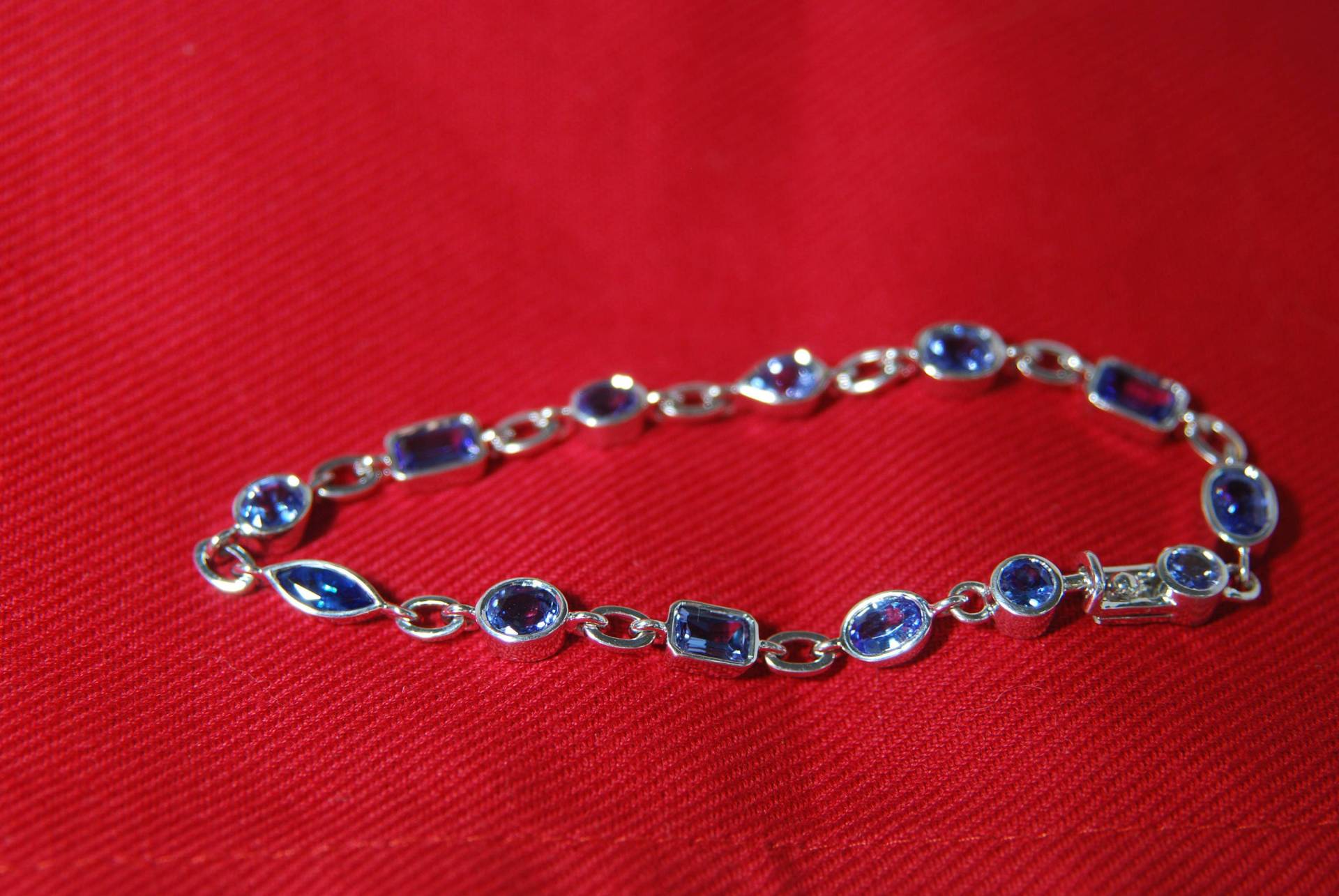 sterling Silber Und Echtem Natürlichen Tansanit Lünette Armband 18, 5 cm von TonisSouthernJewels