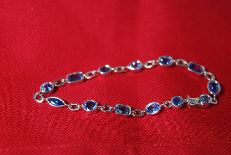 sterling Silber Und Echtem Natürlichen Tansanit Lünette Armband 18, 5 cm sterling Silber Und Echtem Natürlichen Tansanit Lünette Armband 18, 5 cm von TonisSouthernJewels