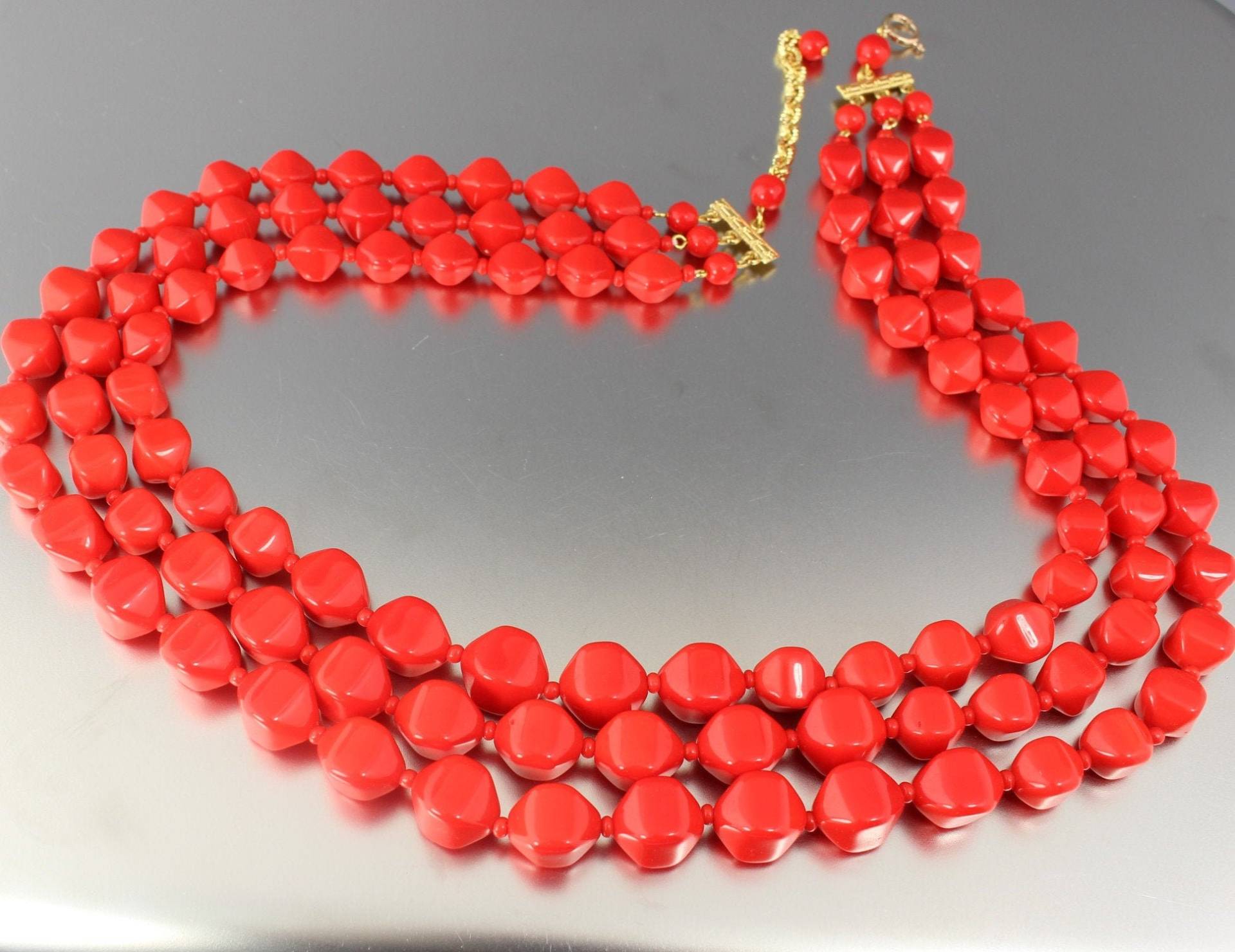 Vintage 1970Er Multi 3 Strang Rote Glas-Perlen-Halskette Vintage 1970Er Multi 3 Strang Rote Glas-Perlen-Halskette von TonisVtgTreasures