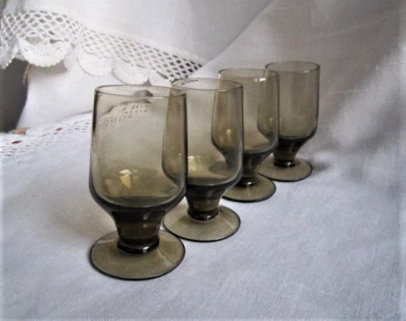 Vintage Rauchgläser, Kleine Ausgefallene Gläser, Brandy Schnapsglas, Set Von 4 Gläsern, Vier Antike Alte Gläser von TonistoreBG