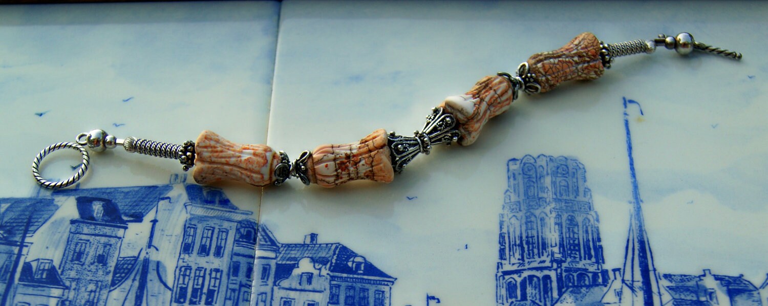 Wunderschönes Handgeschnitztes Tulpenarmband Wunderschönes Handgeschnitztes Tulpenarmband von TonyaArcher