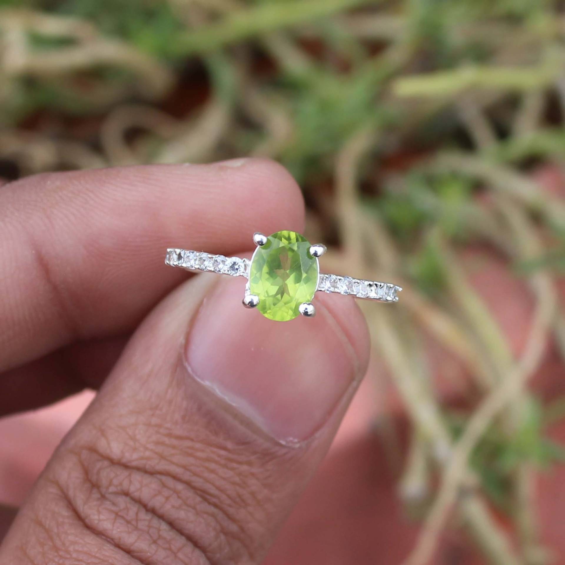 Handgemachter Peridot Ring Sterling Silber Solitär Versprechensring Grüner Edelstein August Geburtsstein Jahrestag Geburtstag Geschenk Für Sie von Tonyjewellers