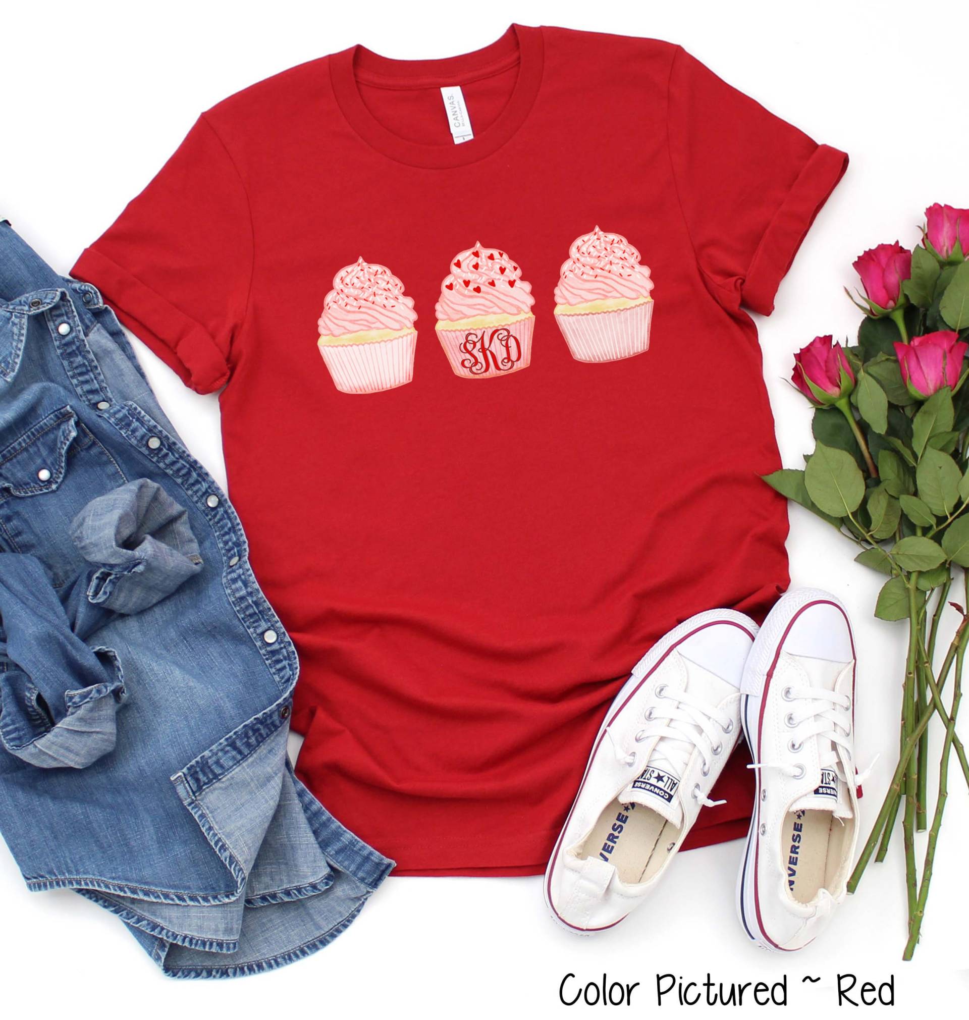 Benutzerdefinierte Monogramm Valentinstag Shirt, Cupcake T-Shirt, Mädchen T-Shirts Für Frauen, Süßes Herz Shirt von TooCuteCustomDesign