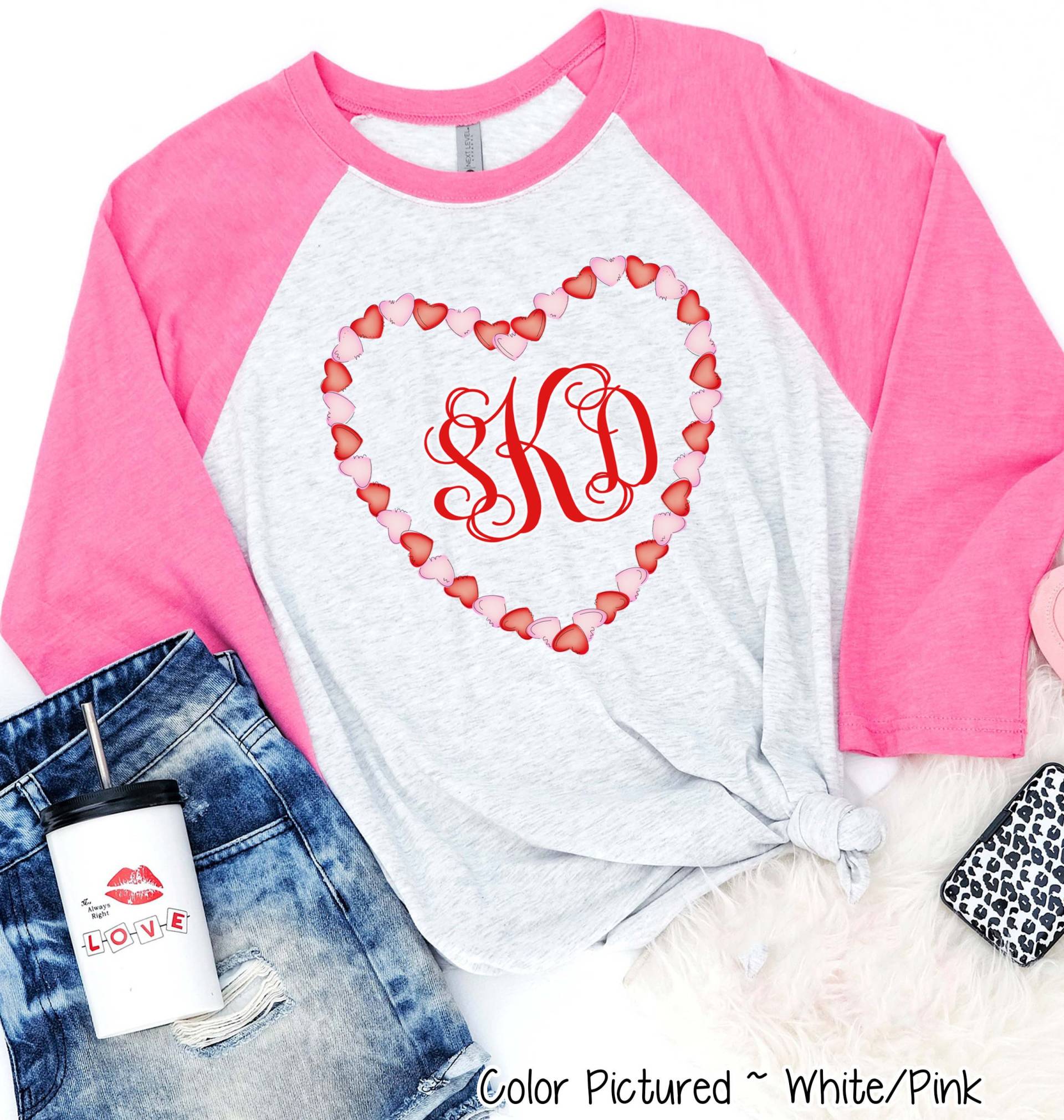 Benutzerdefinierte Monogramm Valentinstag Shirt, Xoxo T-Shirt, Mädchen T-Shirts Für Frauen, Süßes Herz Raglan T-Shirt von TooCuteCustomDesign