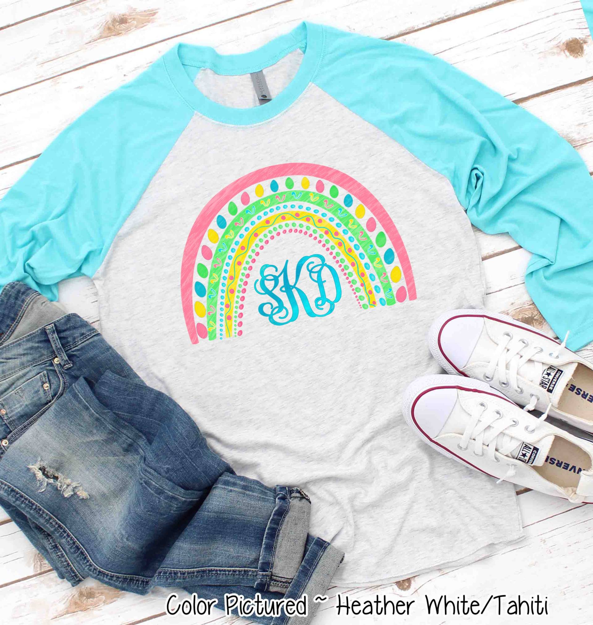 Monogramm Regenbogen Frohe Ostern Shirt, Mädchen, Süßes Shirt Für Frau, Benutzerdefinierte Familie Raglan T-Shirt von TooCuteCustomDesign