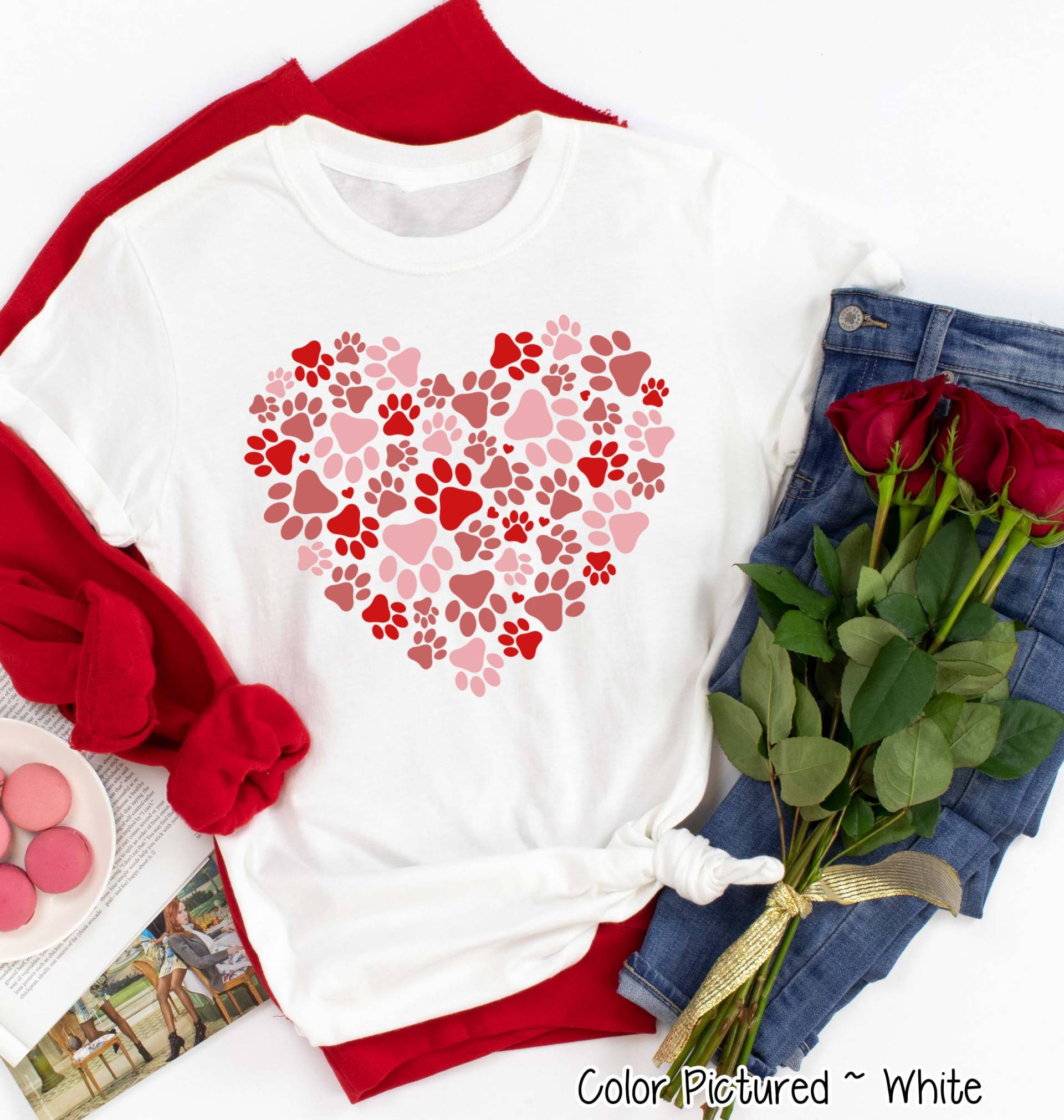 Pfotenabdruck Valentinstag Shirt, Hund Mama Shirt Valentine T-Shirt, Mädchen T-Shirts Für Frauen, Süßes Herz von TooCuteCustomDesign