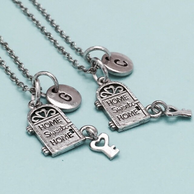 Am Besten Nach Hause Süße Heimat Halskette, Bff Schwester, Freund Freundschaft Schmuck Zu Personalisieren, Initial, Monogramm von Toodaughters