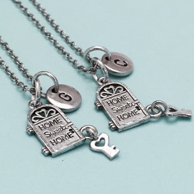 Am Besten Nach Hause Süße Heimat Halskette, Bff Schwester, Freund Freundschaft Schmuck Zu Personalisieren, Initial, Monogramm von Toodaughters