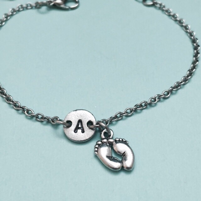 Baby Füße Charm Armband Charme, Verstellbare Armband, Personalisiertes Anfängliche Monogramm, Baby-Füße-Armband von Toodaughters