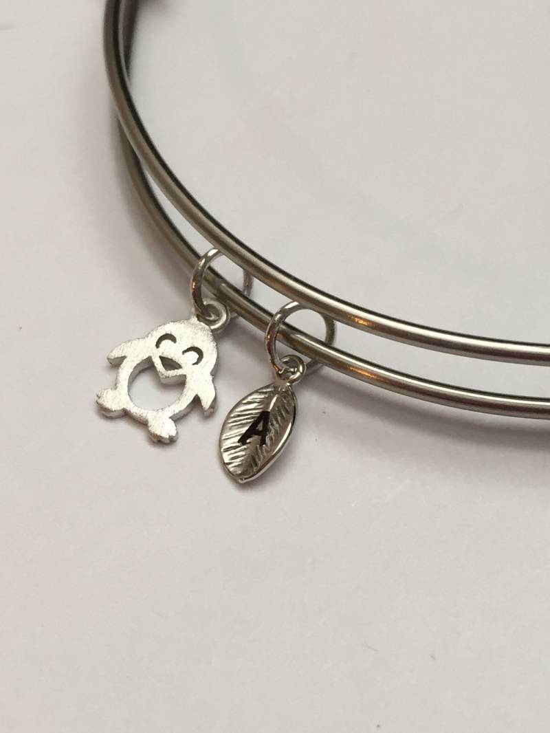 Baby Pinguin Armreif, Charm Armband, Erweiterbar Personalisierte Erste Bbracelet, Monogramm von Toodaughters