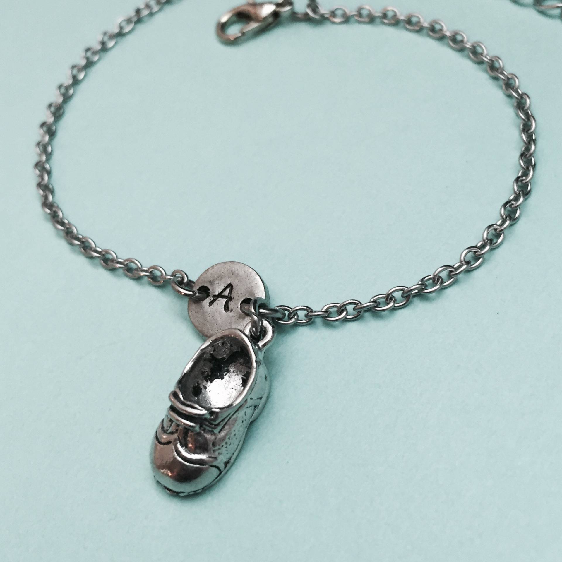 Baby-Schuh-Charm-Armband, Baby-Schuh-Charme, Verstellbare Armband, Bettelarmband, Personalisierte Monogramm von Toodaughters