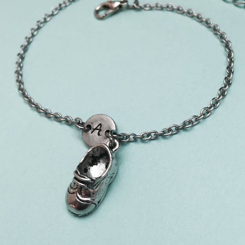 Baby-Schuh-Charm-Armband, Baby-Schuh-Charme, Verstellbare Armband, Bettelarmband, Personalisierte Monogramm von Toodaughters