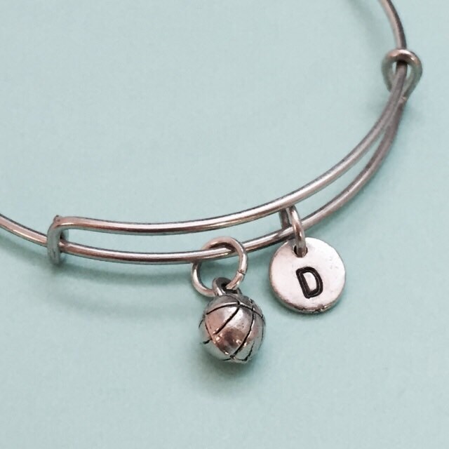 Basketball-Armreif, Basketball-Armband, Basketball Charme, Personalisiertes Armband, Erweiterbare Bangle, Charm Initial, Monogramm von Toodaughters