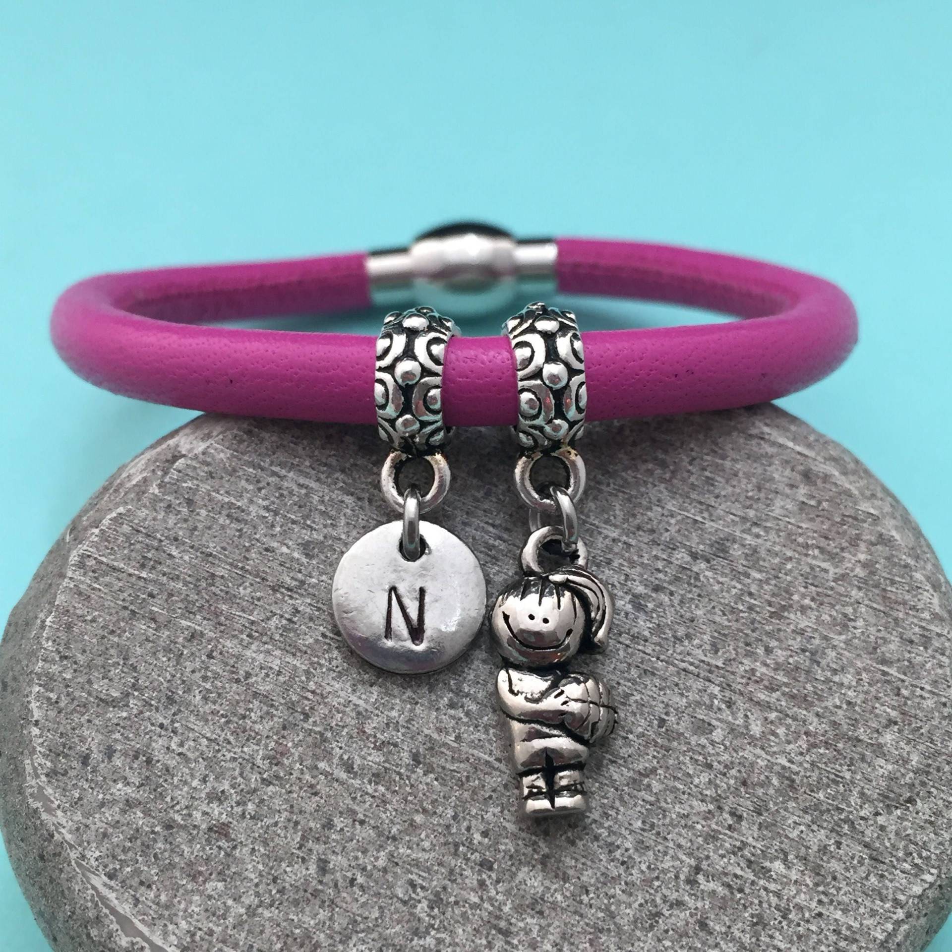 Basketball-Mädchen-Leder-Armband, Basketball-Mädchen-Charm-Armband, Leder Armband, Personalisierte Monogramm von Toodaughters