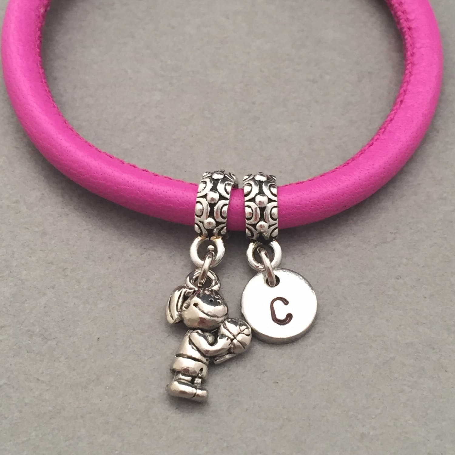 Basketball-Mädchen-Leder-Armband, Bettelarmband Basketball, Leder Armreif, Personalisierte Armband, Erste Monogramm von Toodaughters