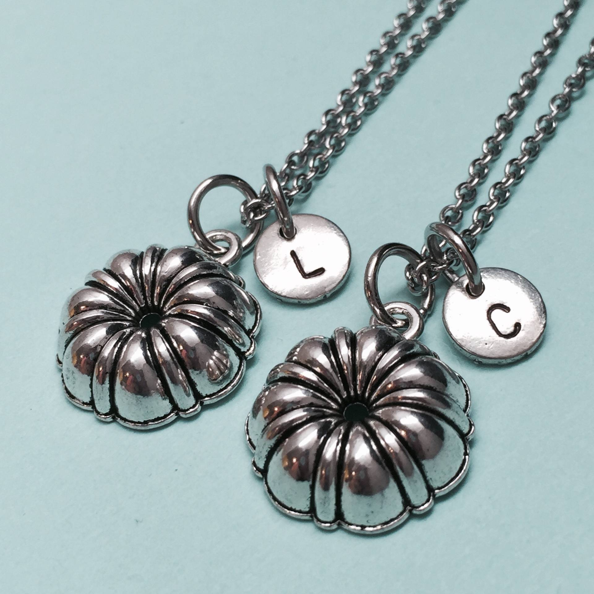 Beste Freund Halskette, Bunt Kuchen Pfanne, Backen, Bff, Schwester, Freundschaft Schmuck, Personalisierte Anfangsmonogramm von Toodaughters