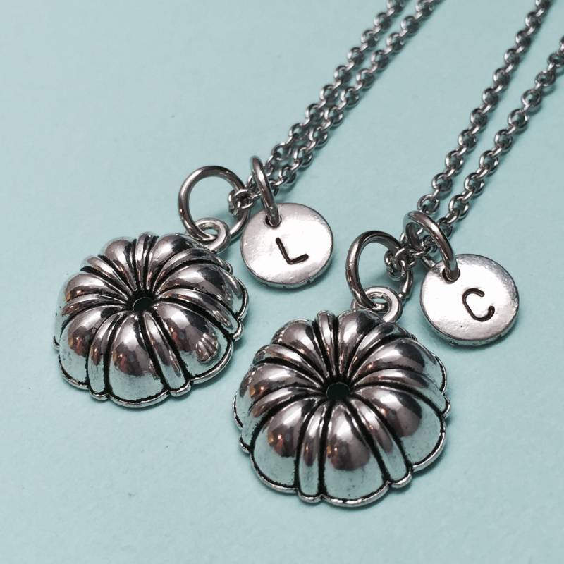 Beste Freund Halskette, Bunt Kuchen Pfanne, Backen, Bff, Schwester, Freundschaft Schmuck, Personalisierte Anfangsmonogramm von Toodaughters