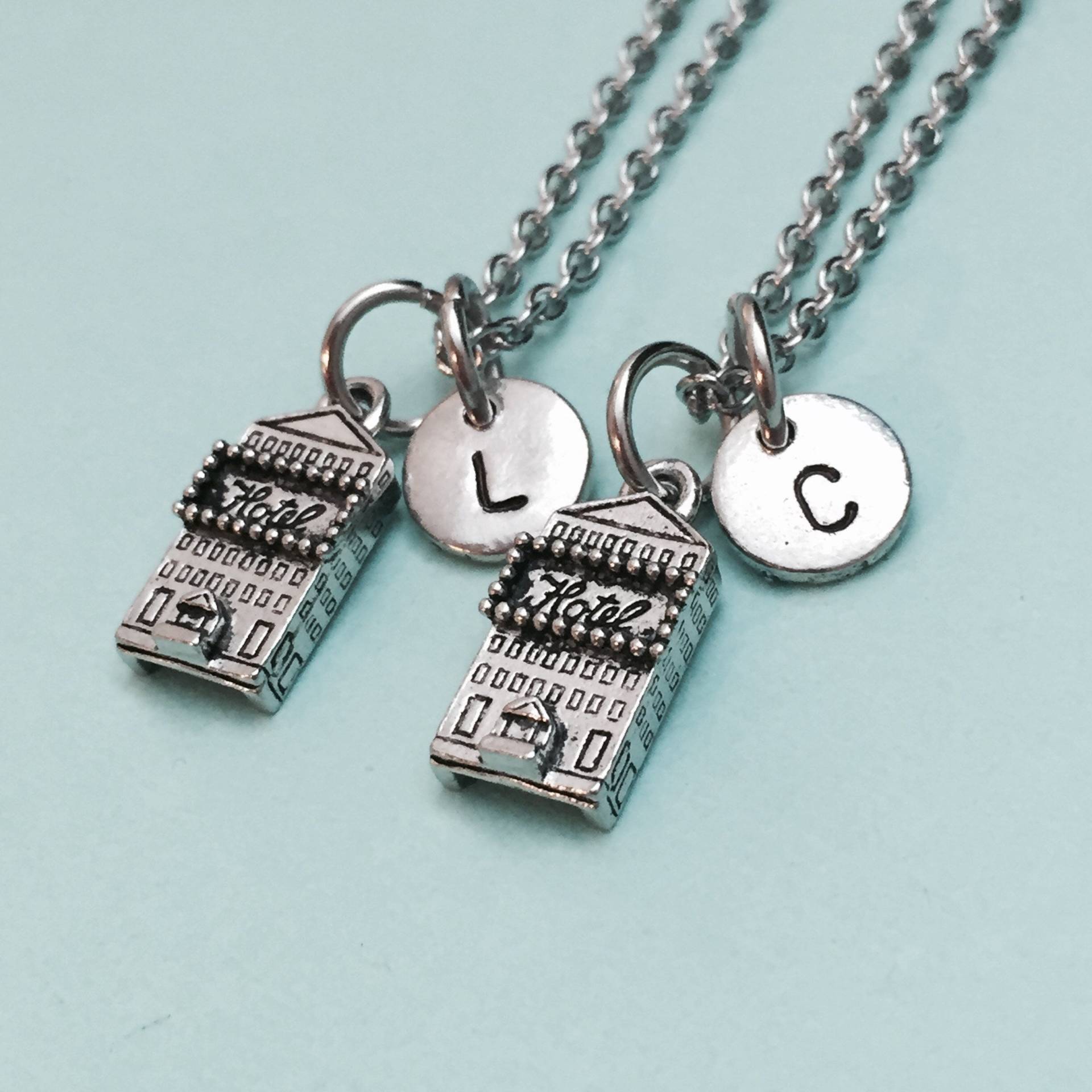 Beste Freund Halskette, Hotel, Reisen, Bff, Schwester, Freundschaft Schmuck, Personalisierte Erste Kette, Monogramm von Toodaughters