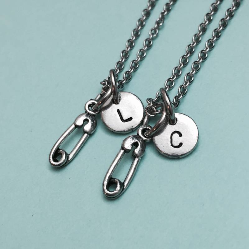 Beste Freundin, Sicherheitsnadel Halskette, Baby-Kette, Bff, Schwester, Freundschaft Schmuck, Personalisierte Anfangsmonogramm von Toodaughters