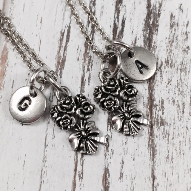 Besten Freund Collier, Halskette Brautjungfer, Geschenk Für Freundschaft Halskette, Initial, Bff Charme, Brautjungfern, Blumenstrauß von Toodaughters