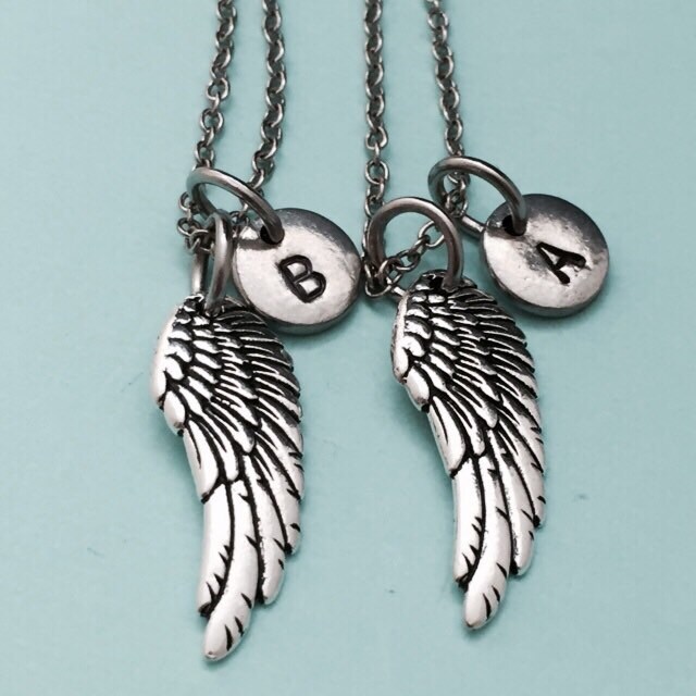 Besten Freund Halskette, Halskette Flügel, Engel Flügel Bff Schwester, Freundschaft Schmuck, Personalisierte Initial, Monogramm von Toodaughters
