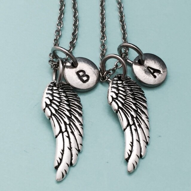 Besten Freund Halskette, Halskette Flügel, Engel Flügel Bff Schwester, Freundschaft Schmuck, Personalisierte Initial, Monogramm von Toodaughters