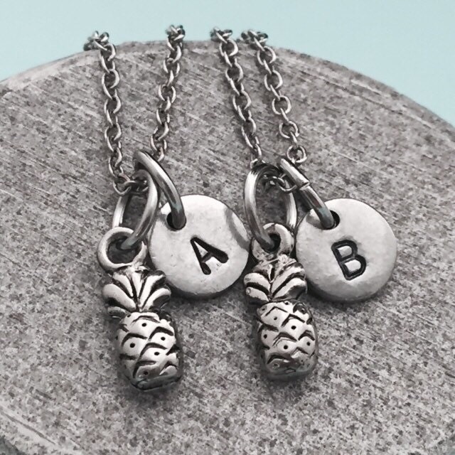 Bester Freund Collier, Ananas-Halskette, Halskette Essen, Bff Halskette, Schwester, Freundschaft Schmuck, Personalisierte Initial, Monogramm von Toodaughters