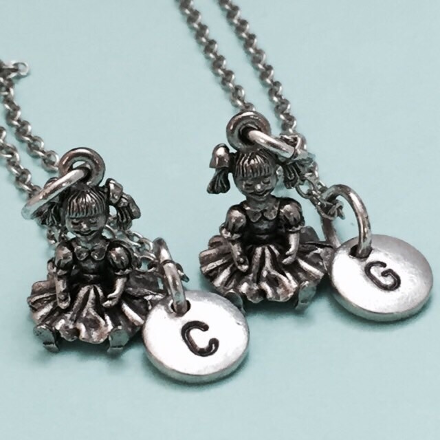 Bester Freund Collier, Collier Puppe, Spielzeug-Halskette, Bff Halskette, Schwester, Freundschaft Schmuck, Personalisieren, Paraphieren, Monogram von Toodaughters