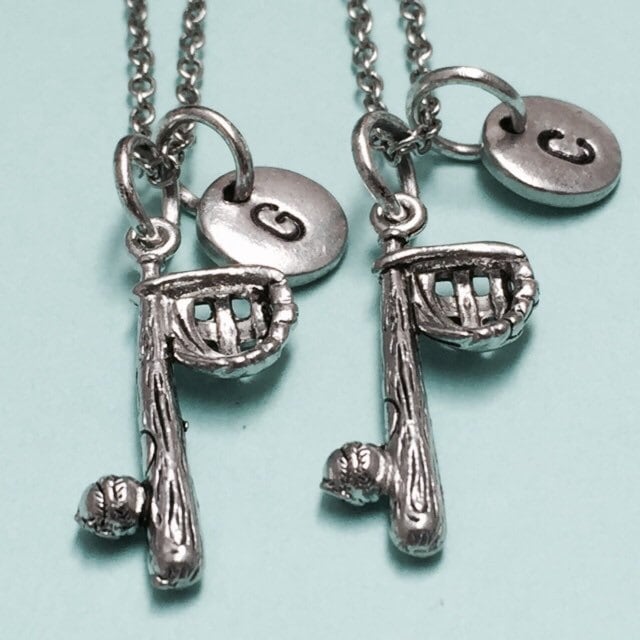 Bester Freund Collier, Fledermaus-Ball Und Handschuh-Halskette, Halskette Sport, Bff Halskette, Schwester, Freundschaft Schmuck, Personalisieren von Toodaughters