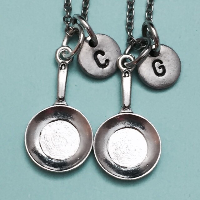 Bester Freund-Collier, Halskette Bratpfanne, Pfanne Halskette, Bff Schwester, Freundschaft Schmuck, Personalisierte, Initial, Monogramm von Toodaughters
