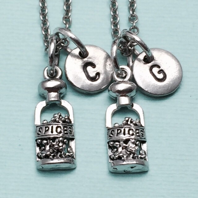 Bester Freund Collier, Halskette Gewürz, Gewürz-Halskette, Bff Halskette, Schwester, Freundschaft Schmuck, Personalisierte Initial, Monogramm von Toodaughters