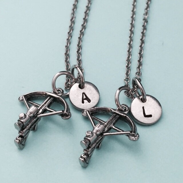 Bester Freund Halskette, Armbrust Jagd-Halskette, Bff Schwester, Freundschaft Schmuck, Personalisierte, Initial, Monogramm von Toodaughters