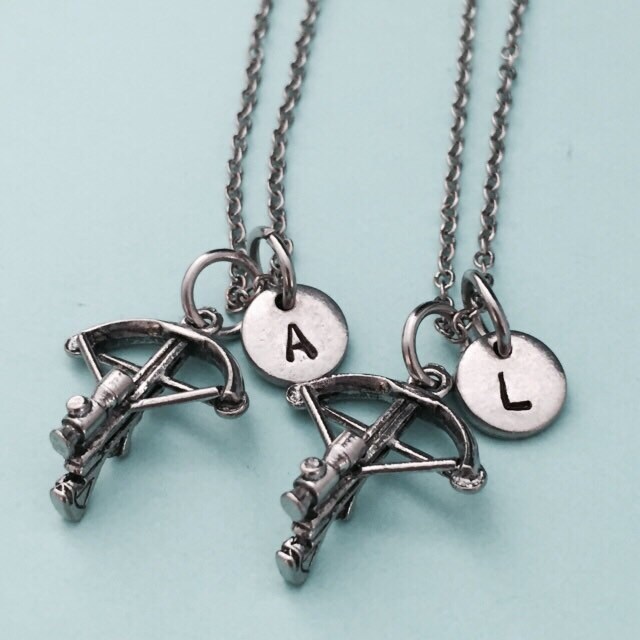 Bester Freund Halskette, Armbrust Jagd-Halskette, Bff Schwester, Freundschaft Schmuck, Personalisierte, Initial, Monogramm von Toodaughters