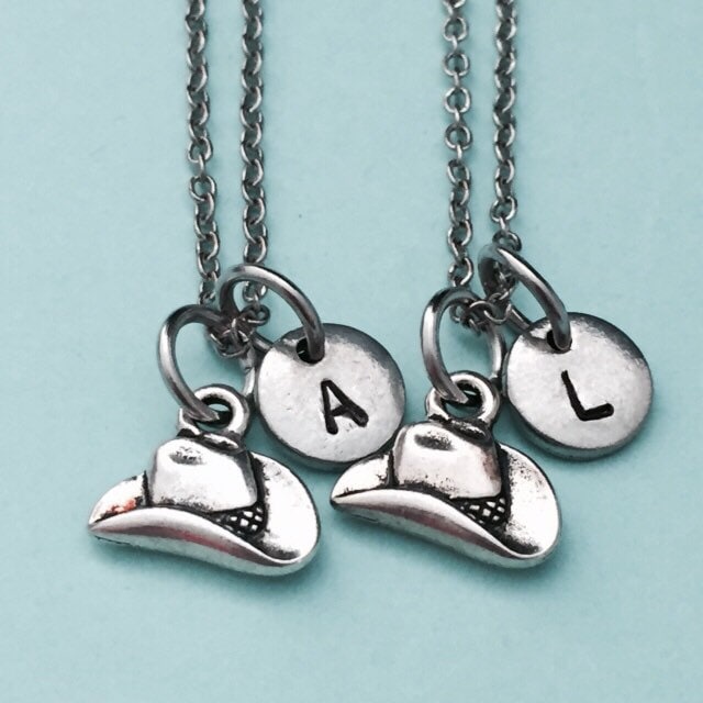 Bester Freund Halskette, Cowboy-Hut Westlichen Bff Schwester, Freundschaft Schmuck, Personalisierte, Initial, Monogramm von Toodaughters