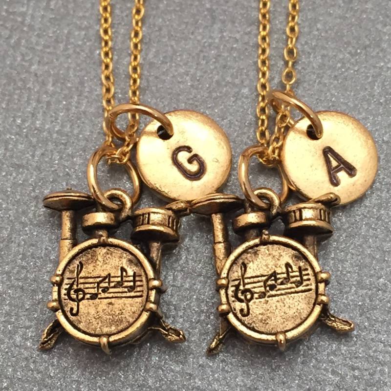 Bester Freund Halskette, Drum-Set Collier, Halskette Musikinstrument, Bff Schwester, Freundschaft, Personalisierte, Initial, Monogramm von Toodaughters